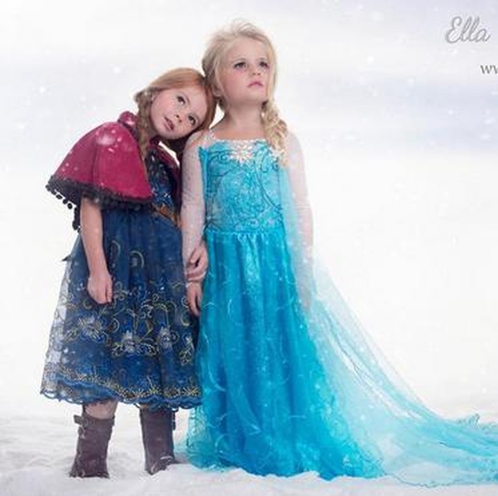 So sweet. Akur banget sih adik-kakak, Anna dan Elsa ini. (Foto: Instagram @frostedproductions via @elladynae)