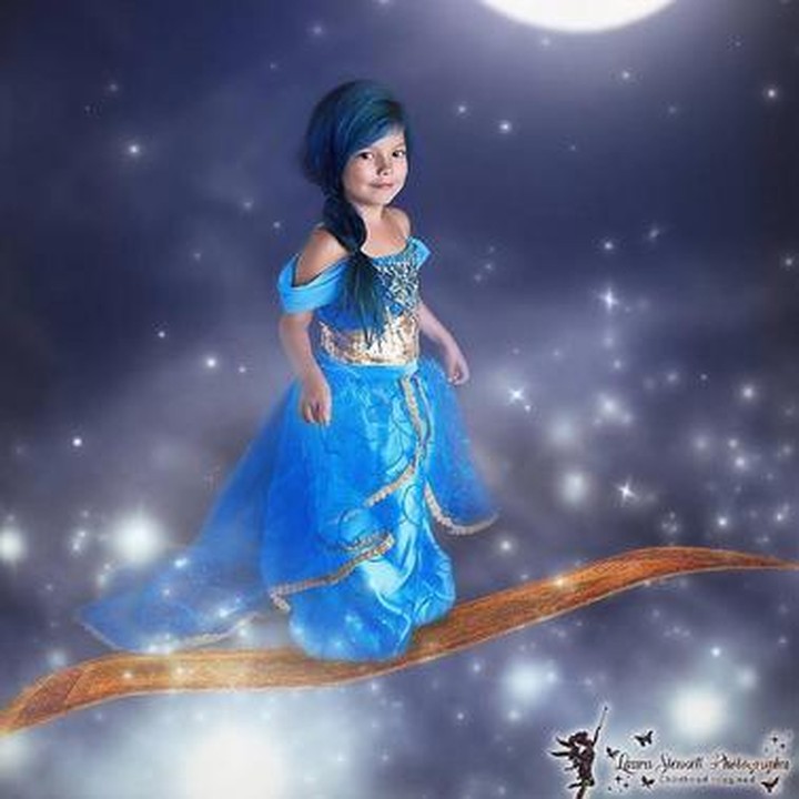  Asyik, Putri Jasmine cilik ini lagi naik permadani. Eh, tapi Aladinnya kok nggak ada? (Foto: Instagram/ @laurastennetphotography)