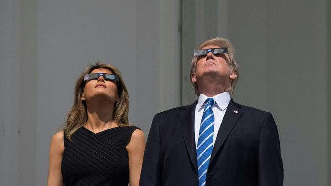 Demi 'merayakan keberhasilannya' melihat gerhana matahari total, Melania Trump menggunakan gaun yang senada dengan situasi saat itu.