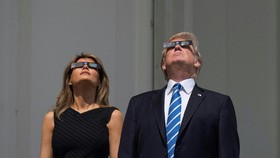 Melania Trump dan 'Gaun Gerhana Matahari' Desainer Obama