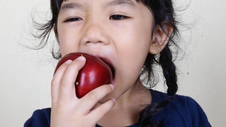Bunda, yuk kita pastikan si kecil makan buah setiap hari. Mumpung masih pagi, yuk kita siapkan buahnya.