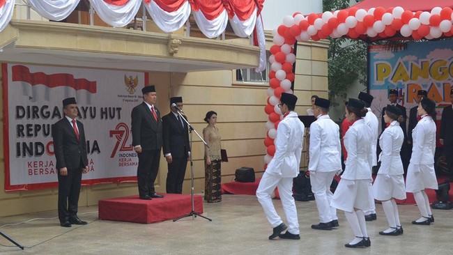 Sebanyak tiga mahasiswi lokal di Baku, Azerbaijan, jadi pengibar bendera pusaka. Simak juga serunya perayaan kemerdekaan RI di negeri itu.