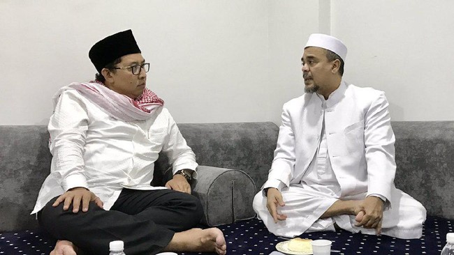 Fadli Zon sempat bertemu Rizieq Shihab di Mekkah. Rizieq Shihab saat ini berstatus tersangka dalam kasus dugaan percakapan konten pornografi.