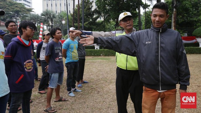 Polda berharap di bawah kepemimpinan gubernur baru, Pemprov bisa menganggarkan dana untuk membayar honor bagi pak ogah yang direkrut jadi supeltas.