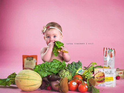 Foto: Ekspresi Bayi Saat Dipotret Bareng Buah dan Sayur