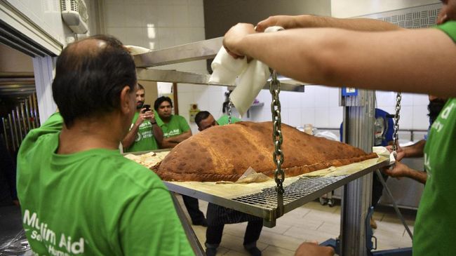 Sejumlah relawan Muslim Aid Inggris membuat makanan ringan berbentuk segitiga itu seberat 153 kilogram. Ini memecah rekor sebagai samosa terbesar di dunia.