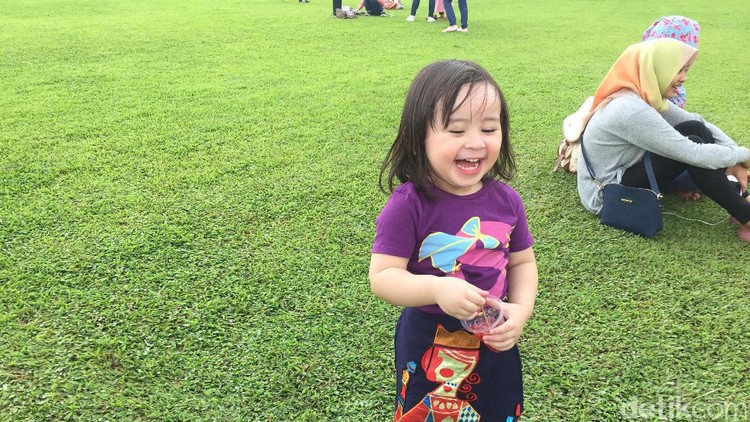 Orang-orang kadang mudah menghakimi lantaran diri merasa paling benar. Gimana agar anak nggak seperti itu?