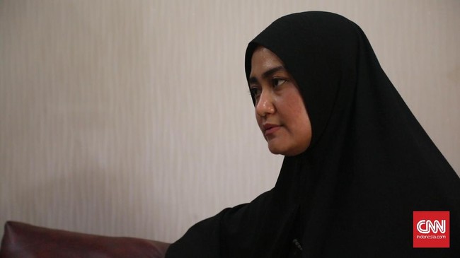 Istri Novel Baswedan, Rina Emilda mengatakan pihaknya pun mempertanyakan mengapa kasus itu muncul saat pengungkapan kasus penyiraman air keras.