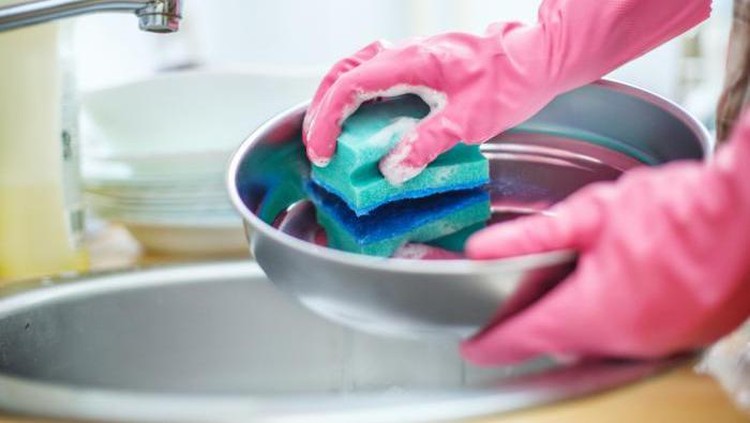 Alat dapur yang terkena banjir dapat membawa penyakit jika tidak dibersihkan dengan benar. Ikuti tips membersihkan alat dapur setelah banjir berikut ini, Bun.