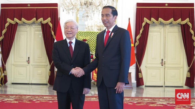 Jokowi menyambut Sekjen Partai Komunis Vietnam tanpa didampingi Ibu Negara Iriana Joko Widodo. Upacara kenegaraan dan dentum meriam terdengar dalam upacara itu.