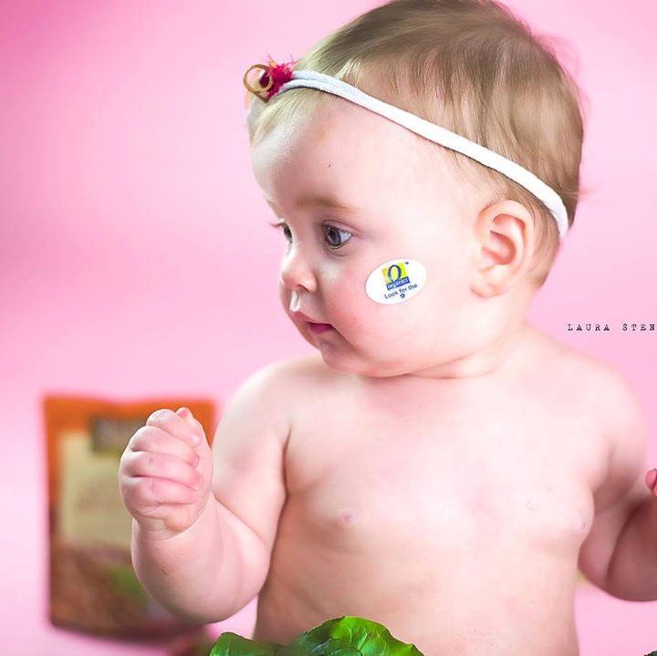 Waduh, pipi chubby Lola ditempeli stiker. Apa tuh tulisannya? (Foto: Facebook/ Laura Stennet Photography)