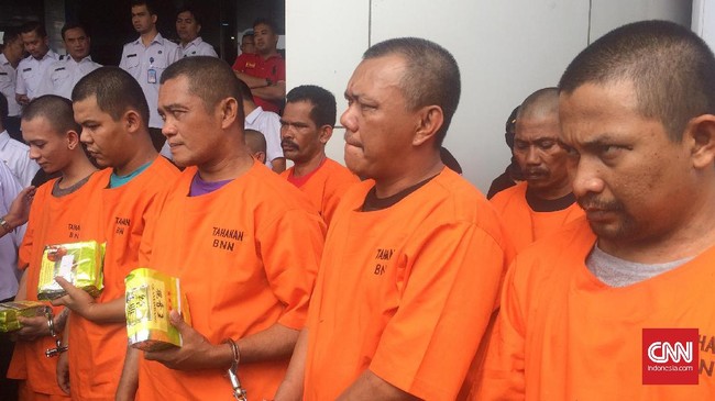Tim BNN sudah mendapatkan informasi akan masuk sabu-sabu dan pil ekstasi dengan jumlah besar. Kemudian tim melakukan pengintaian di laut selama sepekan.
