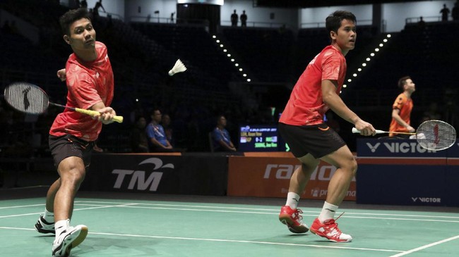 Berry Angriawan/Hardianto gagal lolos ke babak 16 besar Kejuaraan Dunia Bulutangkis 2019 usai dikalahkan He Ji Ting/Tan Qiang di Basel, Swiss, Rabu (21/8).