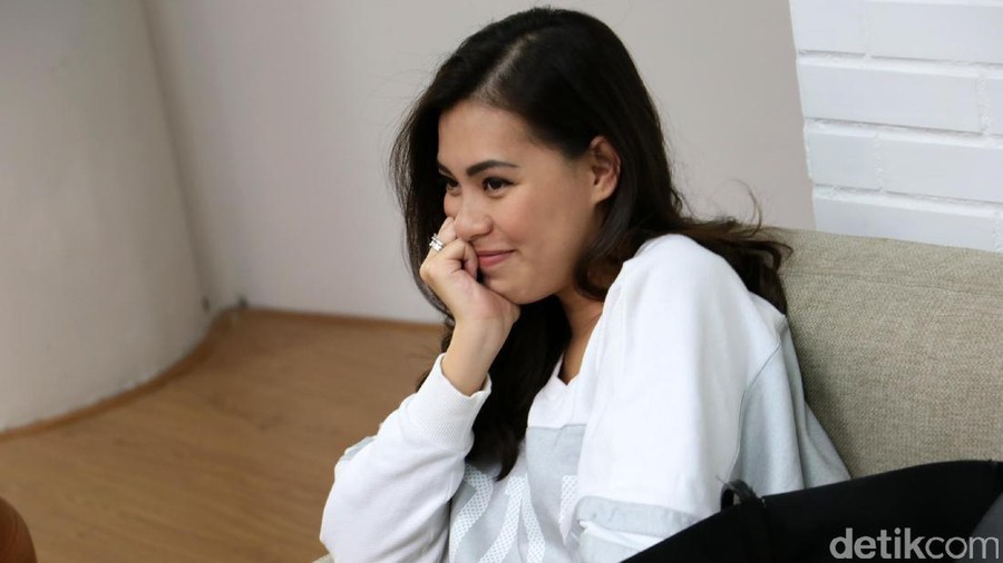 Viviane, istri Sammy Simorangkir saat menemani suaminya di kantor detikcom.