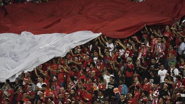 Dua kiper Timnas Indonesia, Satria Tama dan Kartika Ajie mendapatkan pujian dari netizen usai tampil gemilang pada laga lawan Vietnam