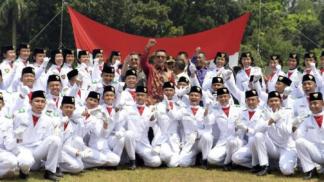 Menpora RI, Imam Nahrawi, menyampaikan ceramah sebagai Inspektur Upacara Purna Paskibraka. Ia menyinggung insiden bendera terbalik di Malaysia