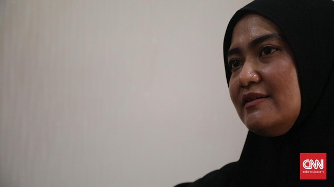 Mantan ketua KontraS, Haris Azhar turut bersama rombongan yang juga di dalamnya ada istri Novel Baswedan menjemput penyidik senior KPK itu dari Singapura.