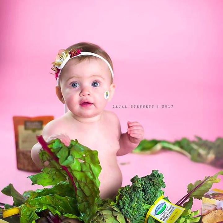 Ini dia si kecil Lola berpose di antara buah-buahan dan sayur-mayur. Cuma pose duduk gini aja udah nggemesin ya, Bun. (Foto: Facebook/ Laura Stennet Photography)