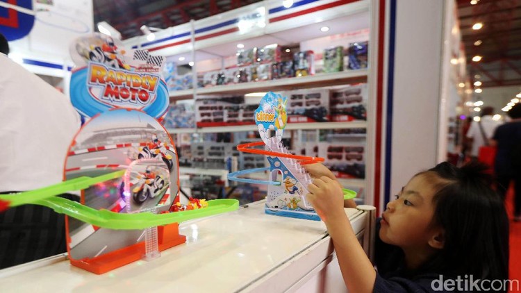 Secara nggak sadar kita suka beliin mainan anak yang penting murah, padahal sebenarnya nggak hanya itu lho faktor yang harus dilihat ketika beli mainan anak.