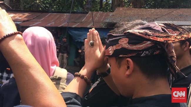 Warga Sunda Wiwitan Cigugur, Kuningan, Jawa Barat berdoa setelah eksekusi lahan dinyatakan gagal oleh panitera Pengadilan Negeri Kuningan.