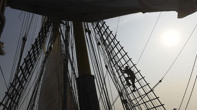 Kesaksian Eks ABK di Kapal China: Gaji 'Hilang' dan WNI Tewas Kesaksian ABK asal Indonesia di kapal China yang tak mendapatkan gaji selama 8 bulan. Kapten kapal juga berencana ingin membuang jenazah ABK WNI ke laut.