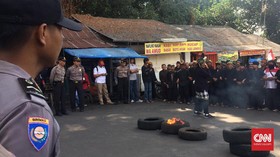 Hadapi Ratusan Polisi, Warga Sunda Wiwitan Bakar Ban