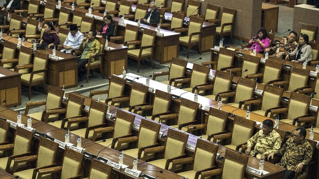 Dari total 560 anggota dewan, hanya 112 yang hadir dalam rapat paripurna ulang tahun ke-72 DPR hari ini. Fahri Hamzah menyalahkan penjadwalan.