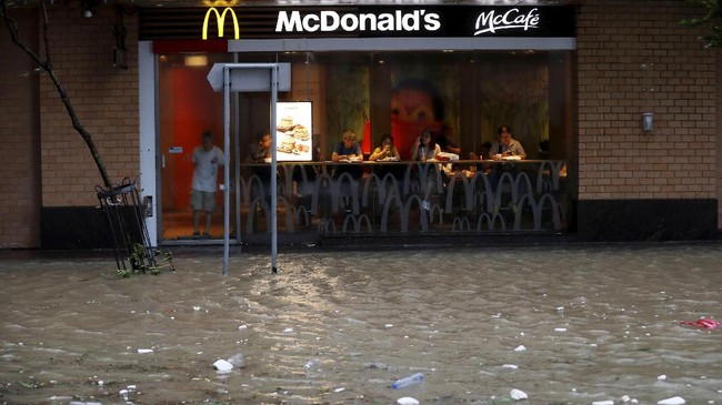 FOTO: Ketika Topan Hantam Macau, Kota Bak dalam Perang