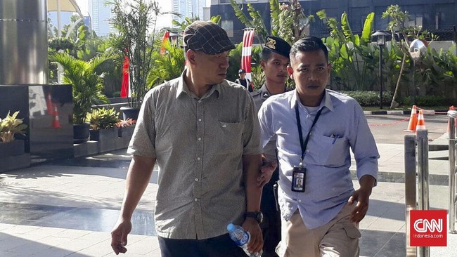 Tiga orang yang diduga punya kaitan dengan kasus tangkap tangan pejabat di Kemenhub digirin penyidik ke markas KPK.