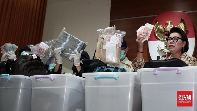 Total KPK menemukan tujuh mata uang dalam 33 koper berisi uang yang diduga sebagai uang suap kepada Dirjen Perhubungan Laut Kementerian Perhubungan.