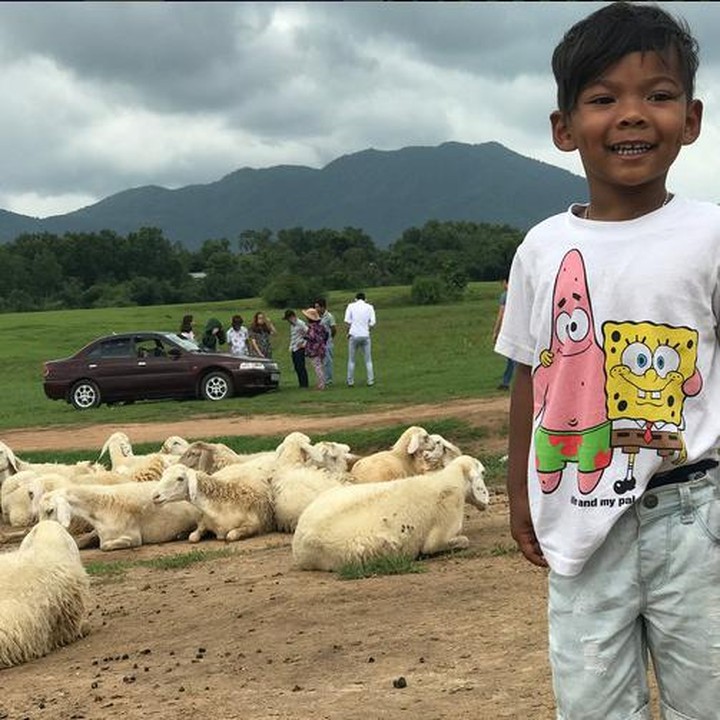 Gaya kasual dengan kaos bergambar kartun juga lucu. Terlihat santai (Instagram: @aidenncirino)