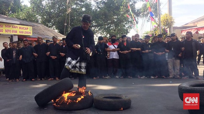 Kericuhan terjadi saat kelompok warga Sunda Wiwitan di Kuningan, menolak membuka jalan bagi petugas yang hendak mengeksekusi kawasan tersebut, Kamis (24/8).