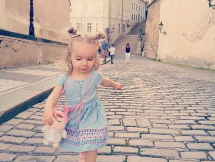 Foto: Gaya Menggemaskan si Kecil Saat Traveling