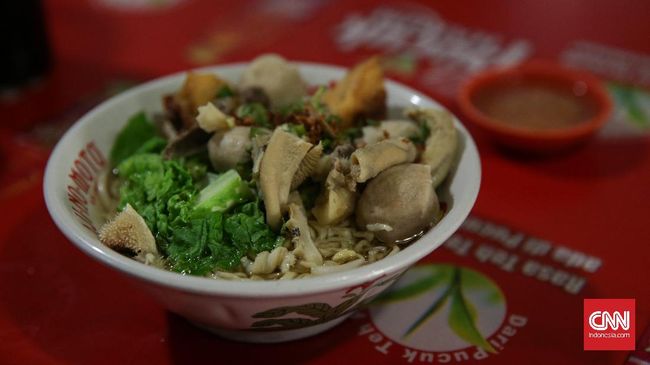 Di Indonesia, mangkuk ayam jago merah paling mudah ditemukan. Ada dua jenis makanan yang paling identik untuk disajikan di dalam mangkuk ayam jago merah.