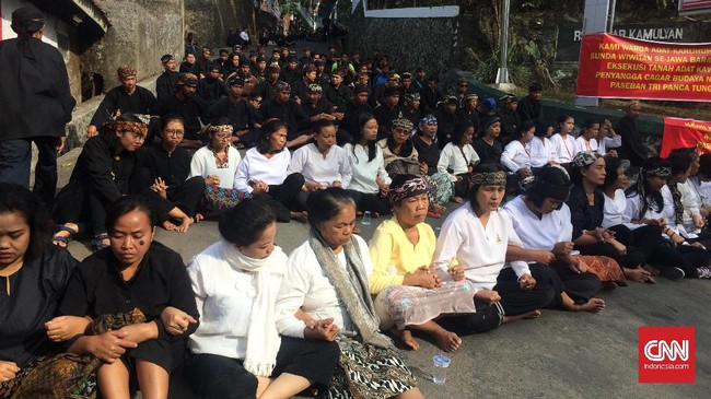 Para perempuan Sunda Wiwitan ada di paling depan dalam rantai manusia cegah aparat melakukan eksekusi atas kawasan di Kuningan. Mereka berhadapan dengan polwan.