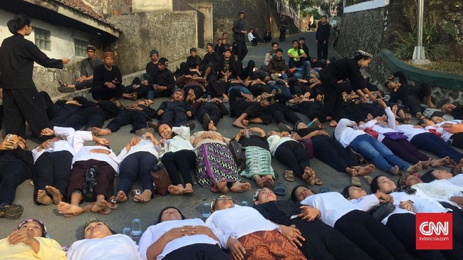 Perjuangan untuk mempertahankan tanah leluhur, kadang berbenturan dengan aspek hukum. Petugas dinilai terlampau menutup mata pada hal yang dianggap sepele.