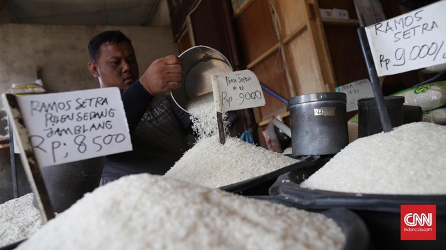Satgas Pangan Polri menemukan kenaikan harga beras. Operasi pasar di 198 pasar akan dituntaskan pada pekan ini untuk mencegah inflasi.