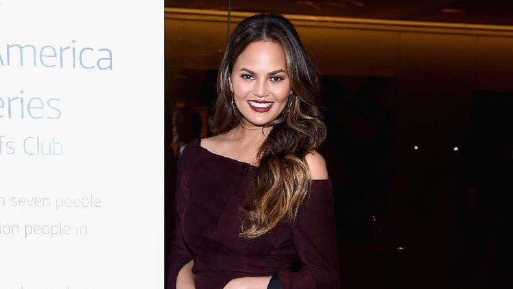 Sakit kepala saat hamil juga dialami istri John Legend, Chrissy Teigen. Duh!