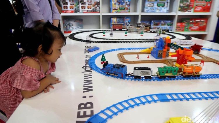 Mau belikan anak mainan. Lebih baik asal diberi aja atau nunggu momen tertentu ya?