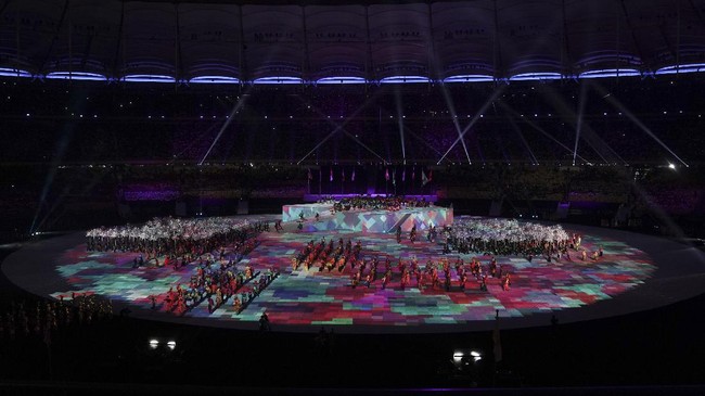 Hendy dan Yolla Primadona langsung menangis menumpahkan kekecewaan karena merasa dicurangi oleh Malaysia di nomor ganda putra pencak silat.