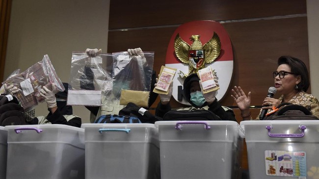 Total ada 50 barang yang disita. Barang itu diduga gratifikasi yang diterima Antonius Tonny Budiono sejak menjabat Dirjen Hubla di Kemenhub, Mei 2016.