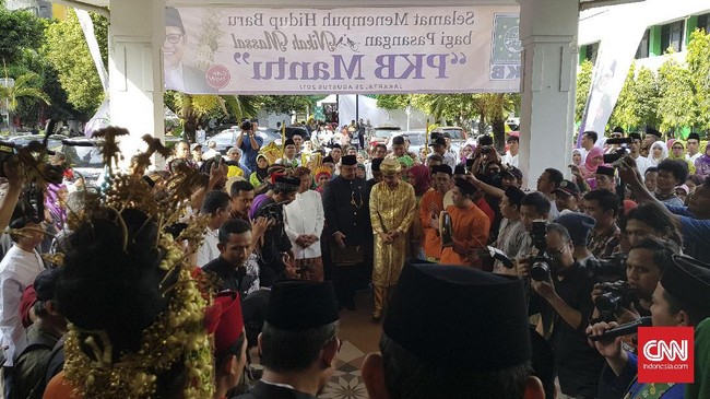 Buyung dan Titis menikah siri pada 2014. Mereka baru diakui negara dan mendapat buku nikah usai mengikuti nikah massal yang diadakan PKB.