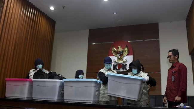 Wakil Ketua KPK Saut Situmorang menyatakan, lamanya penanganan kasus-kasus tersebut, karena KPK sangat berhati-hati.