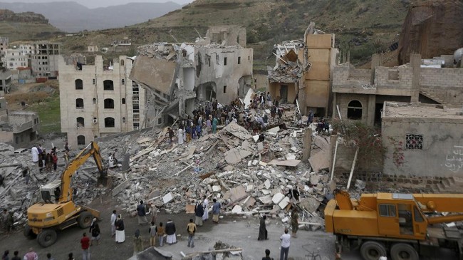 Arab Saudi menggelar serangan udara terhadap sejumlah instalasi taktis pemberontak Houthi di Yaman.