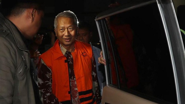 KPK menahan Dirjen Hubla Kemenhub dan Komisaris PT Adhiguna Keruktama setelah ditetapkan sebagai tersangka kasus dugaan suap.