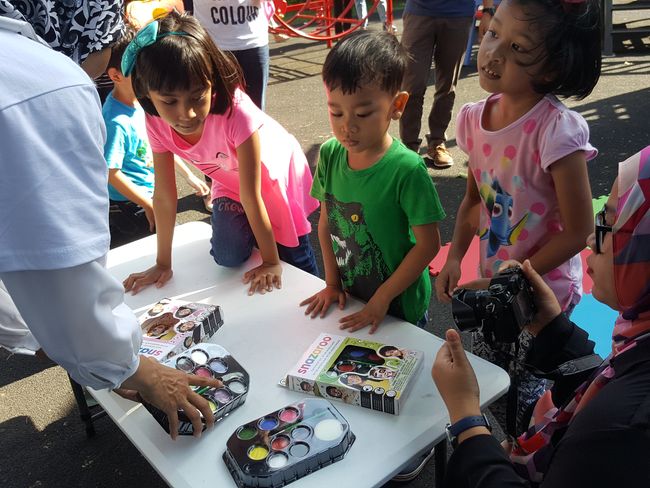 Anak-anak menikmati waktu bersama di luar rumah