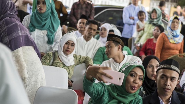 Kepala Biro Dikmental DKI Jakarta, Hendra Hidayat mengatakan dari 550 pasangan yang mendaftar, pihaknya hanya bisa menikahkan 437 pasangan hari ini.