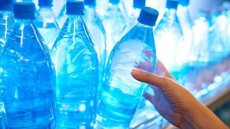 Apa benar mengosumsi air mineral di botol plastik yang terpapar panas bisa picu kanker payudara? Simak penjelasan berikut, Bun.