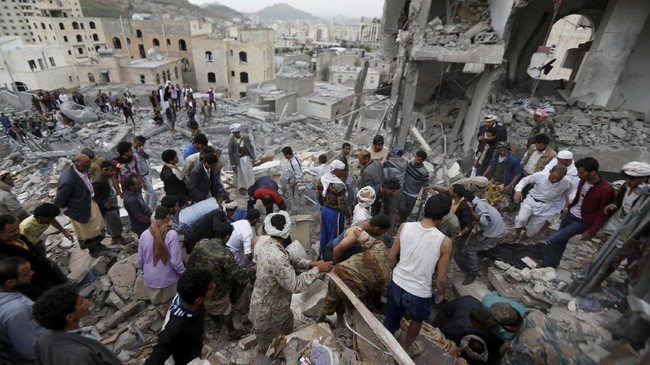Serangan udara koalisi Arab Saudi di Yaman menghancurkan penjara diduga sebagai gudang senjata pemberontak Houthi. Akibatnya sekitar 100 orang meninggal.