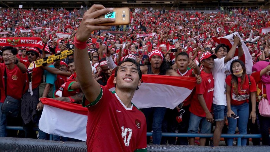 Ezra Walian Pencetak gol pertama bagi Indonesia, Ezra Walian melakukan swafoto bersama pendukung Timnas U-22 usai menang melawan Timnas U-22 Kamboja pada laga terakhir penyisihan grub B SEA Games XXIX Kuala Lumpur di Stadion Shah Alam, Selangor, Malaysia, Kamis (24/8). Timnas Indonesia mendukkan Kamboja denga skor 2-0 sekaligus mengantarkan Indonesia ke babak semifinal. ANTARA FOTO/Sigid Kurniawan/foc/17.